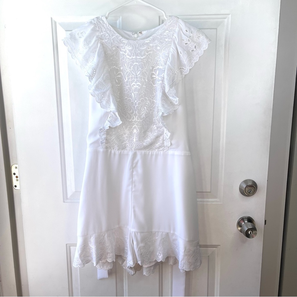Express NWT Women's Embroidered White Feminine Romper Size Large